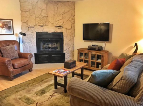 Valley Condo 126 - Creekside - WiFi - Hot Tub - Fireplace - Washer - Dryer - Playground